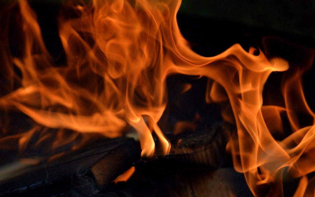 Dinas Damkar Indramayu Bersihkan Material Longsor di Pinggir Sungai